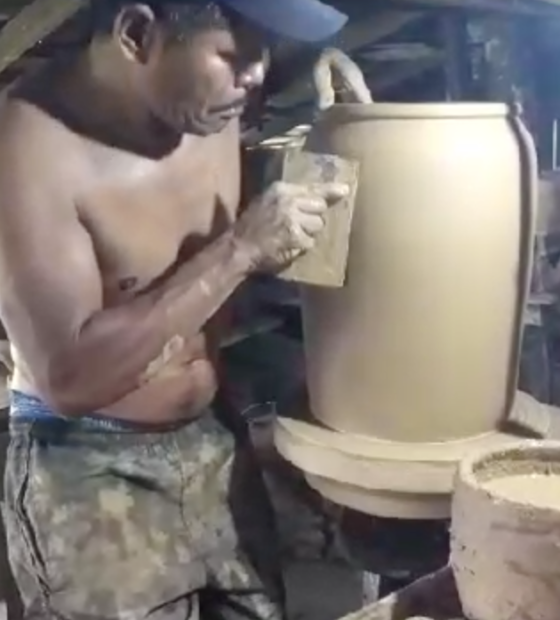 Arte secular, filtro de barro reconquista espaço entre os lares como aliado da saúde