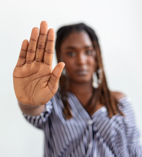 Mulheres negras recebem 48% do que ganham homens brancos