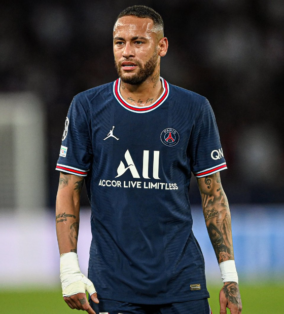 Justiça mantém interdição de lago artificial na mansão de Neymar