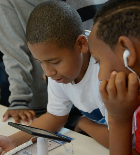 Estudo aponta que crianças e adolescentes estão passando mais tempo na frente das telas