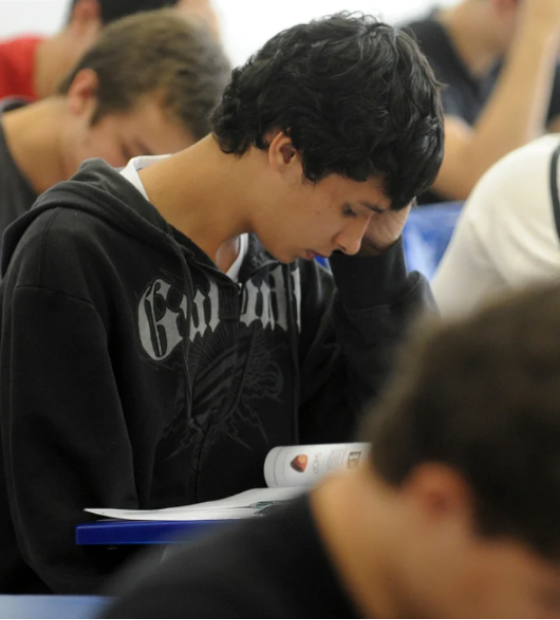 Redação do Enem 2023 aborda desafios do trabalho de cuidado realizado pela mulher