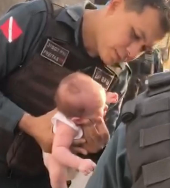 PMs salvam a vida de bebê de 2 meses que engasgou