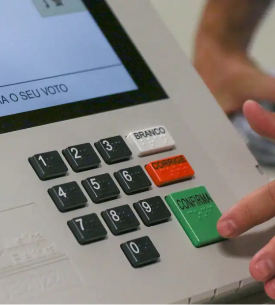 Jovens de 16 a 18 anos podem tirar 1º título de eleitor até 8 de maio