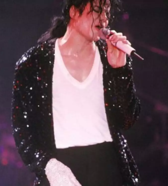 Jaqueta lendária de Michael Jackson vai a leilão por R$ 512 mil