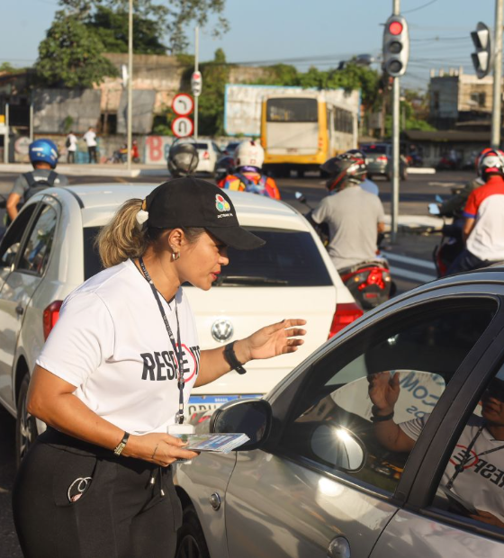 Detran orienta o fluxo de pedestres e condutores após obra na rotatória do 40 horas