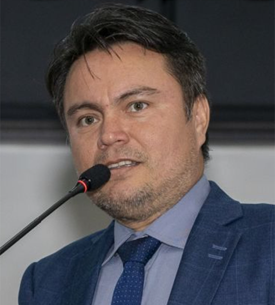 Deputado estrebucha, nega agressão, sucumbe,  
