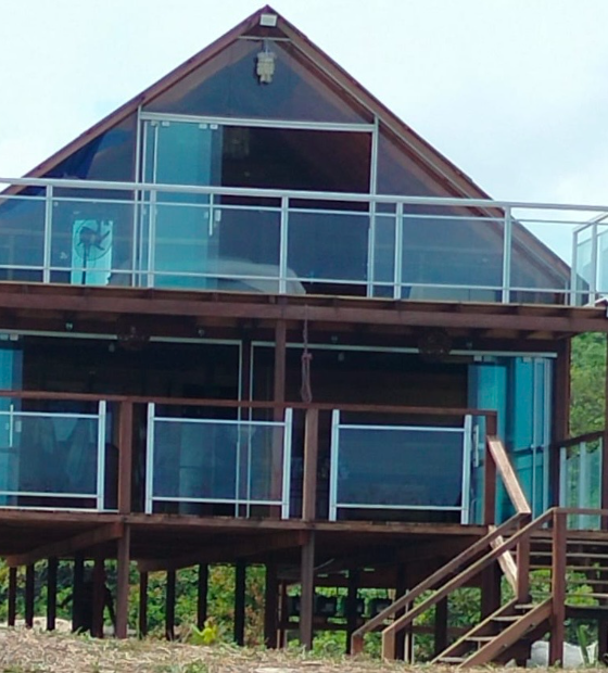 Casas são erguidas por ricos invasores na Ponta da Sofia, área de proteção ambiental, em Salinas