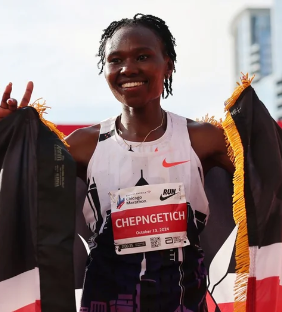 Queniana bate recorde mundial e faz história ao vencer a Maratona de Chicago 