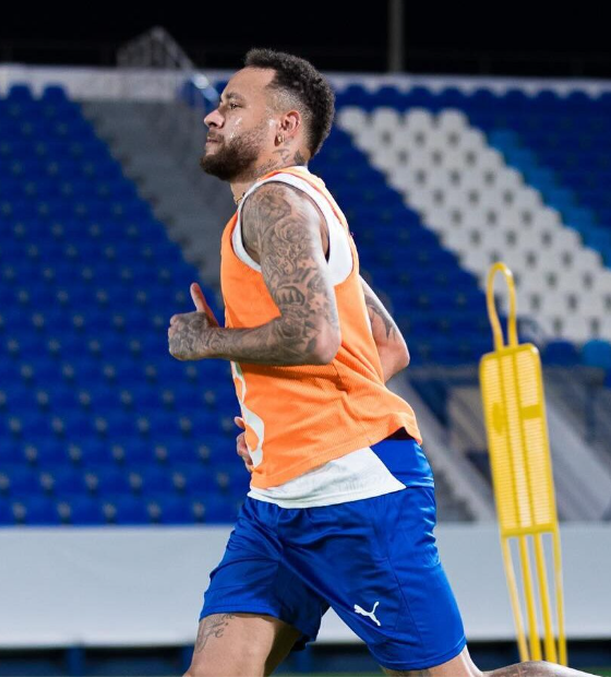 Neymar chora ao falar sobre retorno ao futebol, mostra recuperação e alega que 'Não volta meia-boca'