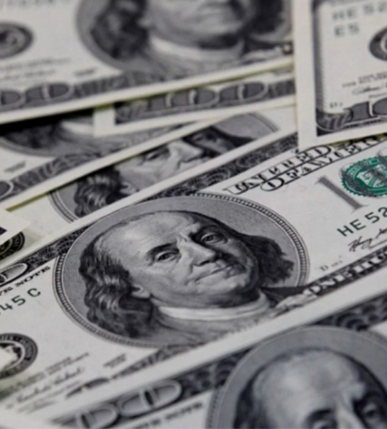 Dólar sobe para R$ 5,87 e fecha no maior nível em quatro anos 