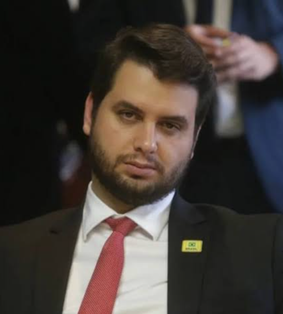 Filipe Martins, ex-assessor de Bolsonaro, é condenado por gesto racista