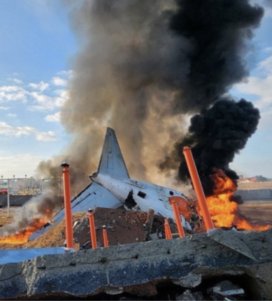 Avião da Coreia do Sul colide com muro e pega fogo; número de mortos chega a 176