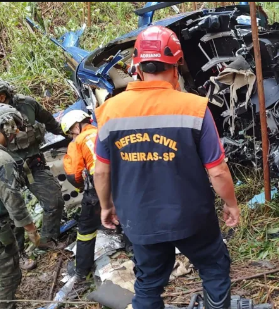 Piloto e criança são resgatados de queda de helicóptero em SP