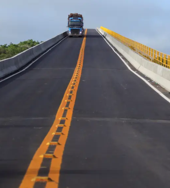 Tráfego de carros é liberado sobre a ponte do Rio Capim entregue neste sábado