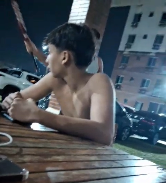 Incomodado com barulho, homem ameaça crianças com taco de beisebol em condomínio