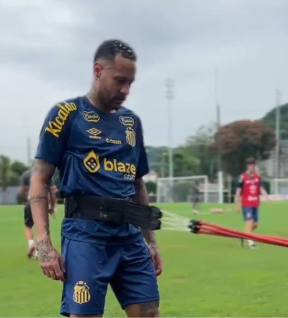 Neymar chega de helicóptero e dá assistência em 1º treino em seu retorno ao Santos