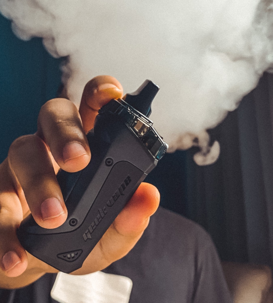 Cigarros eletrônicos alteram composição da saliva, aumentando o risco de doenças bucais