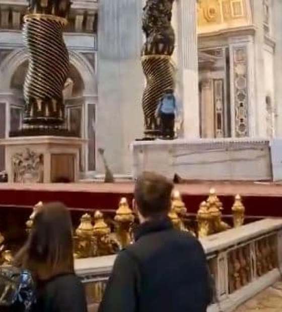 Homem sobe em altar e quebra 6 candelabros do século XIX em basílica do Vaticano