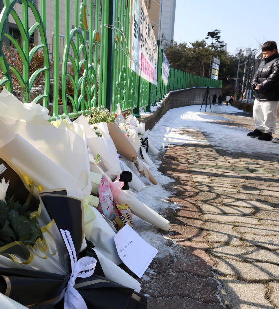 Professora suspeita de esfaquear e matar aluna na coreia do sul é interrogada pela polícia
