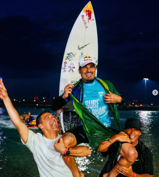 Ítalo Ferreira é campeão na piscina de ondas de Abu Dabi e cita Senna em comemoração