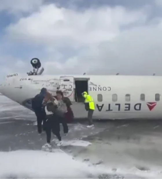 Acidente com avião da Delta durante pouso em Toronto deixa ao menos 8 feridos