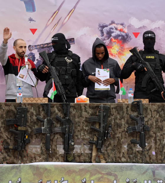 Israel adia libertação de prisioneiros palestinos, alegando 'humilhação' de reféns israelenses