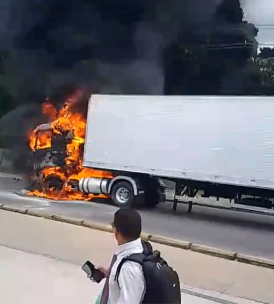 Caminhão é consumido pelo fogo sem deixar vítimas na Rod. Augusto Montenegro