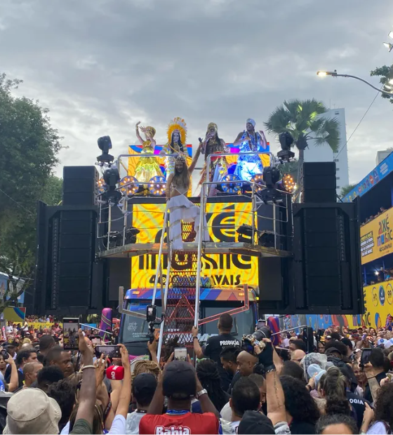 Com vaias a Claudia Leitte, Carnaval de Salvador começa com celebração aos 40 anos da Axé Music