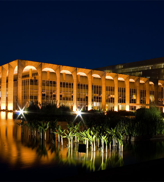 Governo do Brasil 'deplora' decisão de Israel de suspender entrada de ajuda humanitária em Gaza