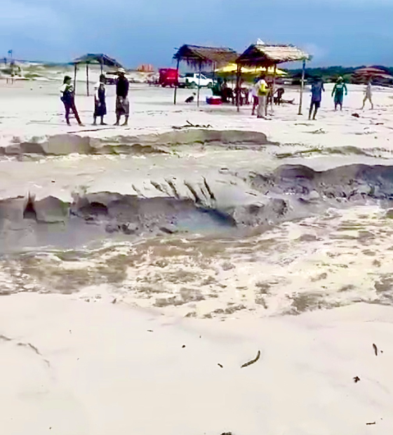 Cratera se abre em grande extensão na Praia do Atalaia, em Salinas, e assusta banhistas