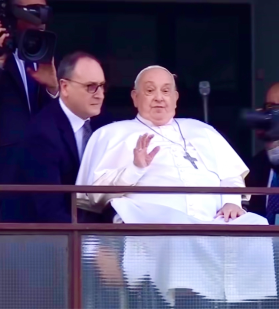 Papa Francisco tem alta e chega ao Vaticano após cinco semanas de internação