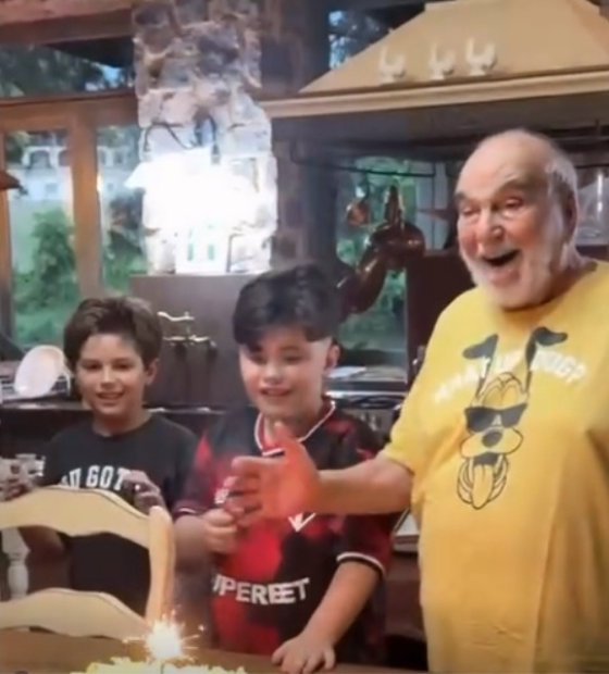 Ator Lima Duarte celebra 95 anos em festa intimista com netos e bisnetos