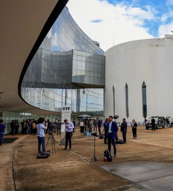  Família Bolsonaro ataca STF após fim de 1º dia de julgamento da denúncia de tentativa de golpe