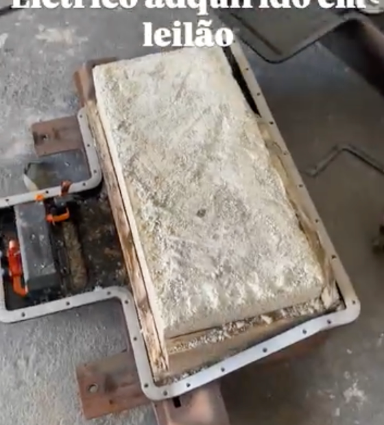 Kwid elétrico comprado em leilão tinha placa de concreto no lugar da bateria