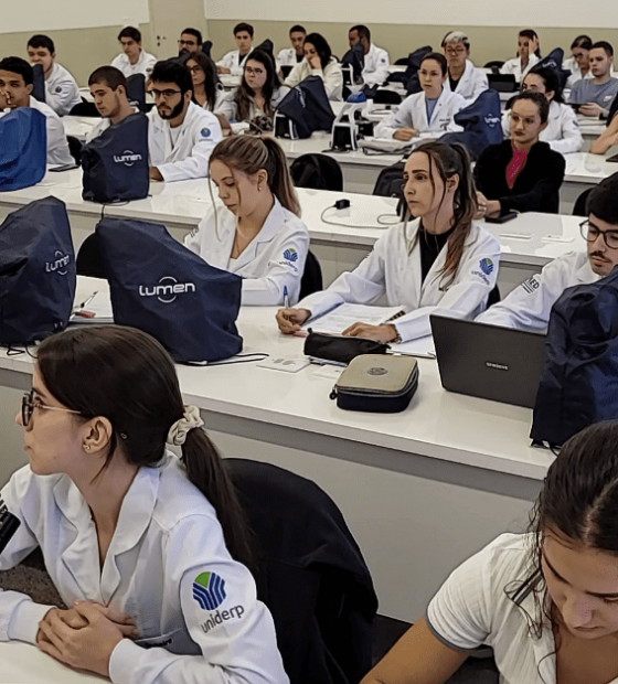 Projeto prevê fim do teto do Fies após pressão de estudantes de Medicina