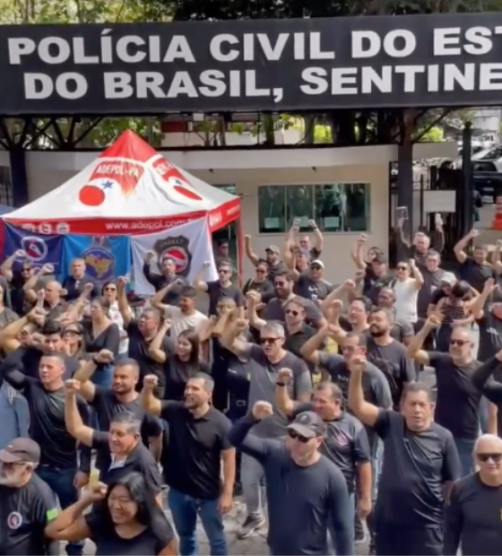 Policiais civis realizam manifestação por melhores condições de trabalho, em Belém