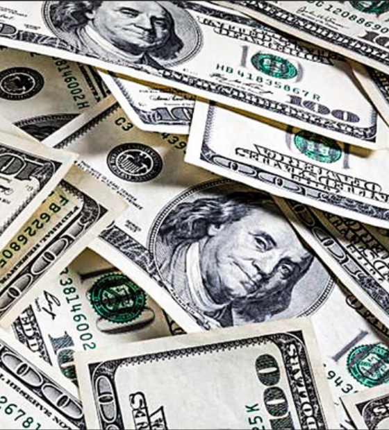 Dólar desaba após tarifas de Trump e atinge menor valor em seis meses 