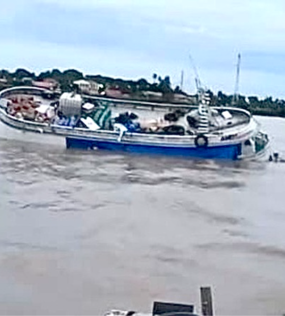 Embarcação naufraga no Marajó e policiais resgatam 65 pessoas com vida da água