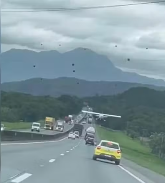 Avião faz pouso de emergência em rodovia cheia de veículos em SC; ninguém se feriu