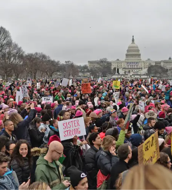 Protestos contra políticas de Trump atraem milhares de pessoas às ruas dos EUA