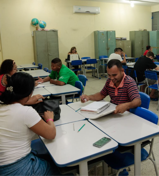 Modalidades de educação integral e técnica crescem no ensino médio, mas EJA despenca no Brasil