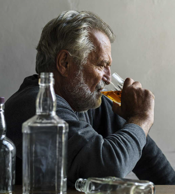 Estudo da USP com cérebros humanos vê elo entre uso de álcool e lesões ligadas à demência