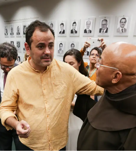 Glauber Braga encerra greve de fome após acordo com Hugo Motta