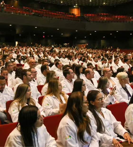 Após cursos de Medicina piorarem, oposição e governo discutem 'OAB' para médicos
