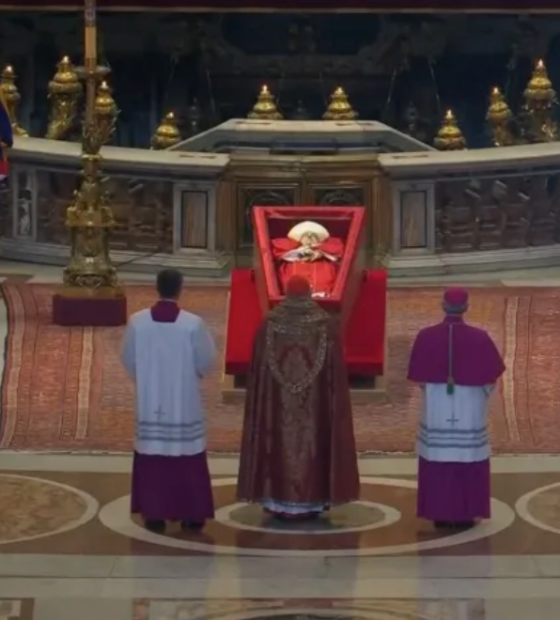  Corpo do papa Francisco é velado na Basílica de São Pedro 