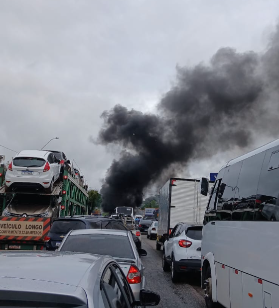 Moradores fecham a BR-316 em protesto por melhores condições de vida em Marituba