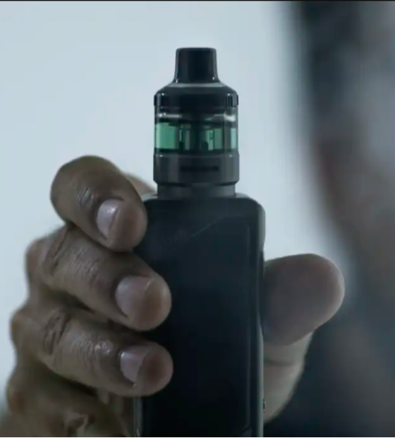 Plataformas devem remover propagandas de cigarros eletrônicos