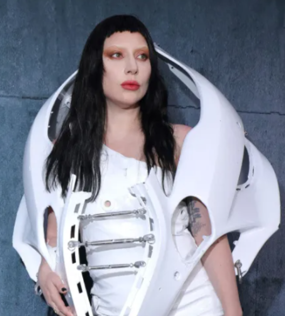 Lady Gaga aparece e faz passagem de som para mega show em Copacabana