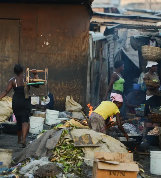 Pobreza cai em 2024, mas em ritmo menor devido à restrição fiscal, diz Banco Mundial