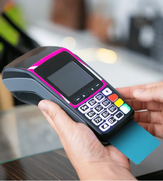 Cartão de crédito: como fazer uso com segurança em tempos de juros altos